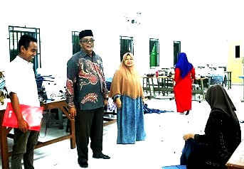 Kepala sekolah dan guru di ruang Tabus