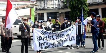 Aksi di depan Gedung Juang Jalan Merdeka
