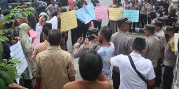 Aksi di depan kantor Wali Kota