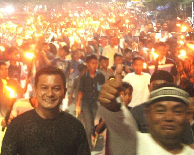 Andika Prayogi Sinaga SE tampak diantara peserta Pawai Ribuan Obor