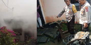 Asap tebal mengepul dari dapur rumah  dan sepeda motor yang hangus