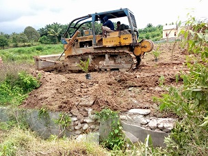 Drainase yang hancur karena alat berat