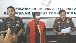 Tersangka didampingi Kajari  dan  Kasi Pidsus