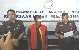 Tersangka didampingi Kajari dan Kasi Pidsus