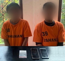 Kedua tersangka dan barang bukti