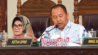 Ketua DPRD Timbul Marganda Lingga dan Wali Kota dr Susanti Dewayani saat rapat paripurna