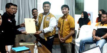 Ketua dan pengurus Partai Hanura terima berkas dari KPU Siantar