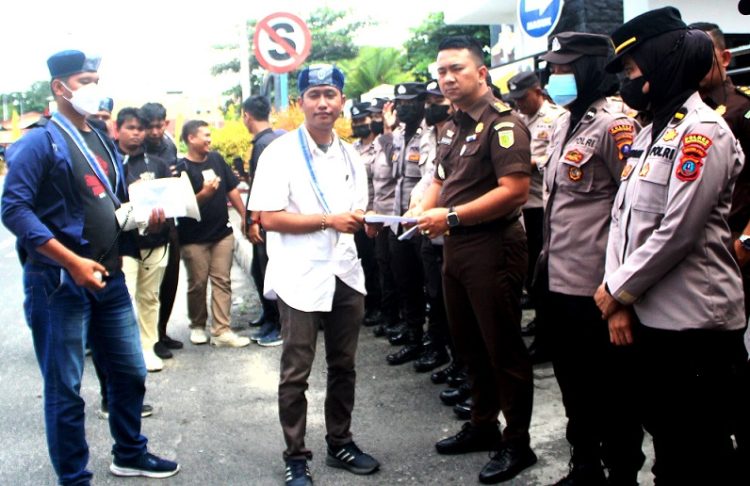 Laporan diserahkan kepada Kasi Intel Kejari