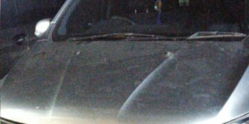 Kedua pelaku dan mobil yang diambil paksa