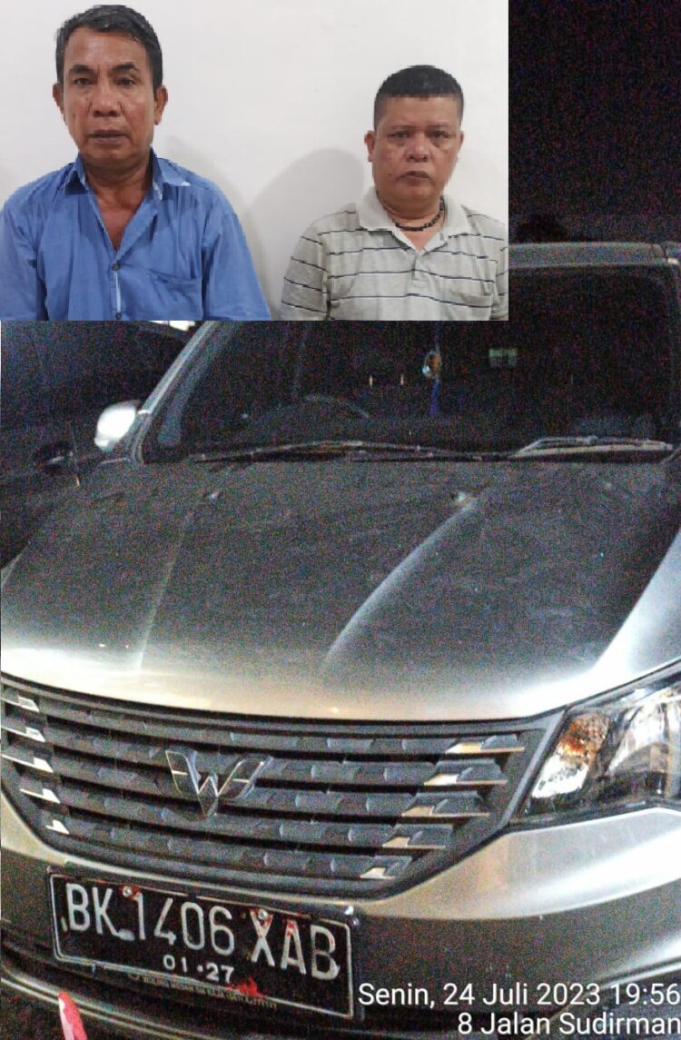 Kedua pelaku dan mobil yang diambil paksa