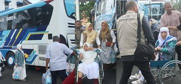 Para jemaah Haji/Hajjah  tiba di halaman kantor Wali Kota