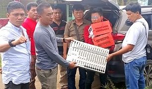 Pelaku bersama barang bukti d bersama petugas