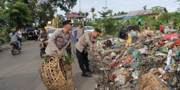 Kapolres Siantar  turut bersihkan sampah