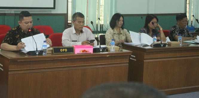 Plt Kadis Sosial dan P3A Rapat Kerja di Komisi I DPRD Siantar