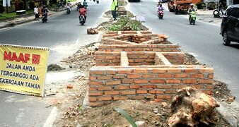 Taman pulau jalan yang disebut kampungan dan berbahaya