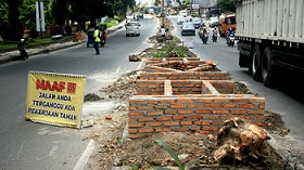Taman pulau jalan yang menyalahi