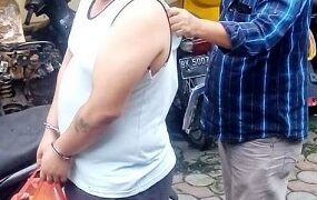 Tersangka memegang barang bukti