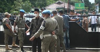 Untuk membatasi keluarga jemaah yang masuk halaman kantor Wali Kota, pintu gerbang diitutup