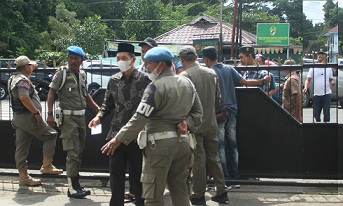 Untuk membatasi keluarga jemaah yang masuk halaman kantor Wali Kota, pintu gerbang diitutup