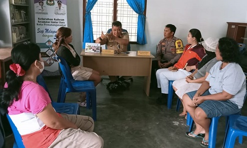 Kedua warga yang berselisih di Kantor Lurah Kahean