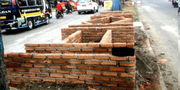 Bangunan di pulau jalan yang disebut kampungan muncul lagi