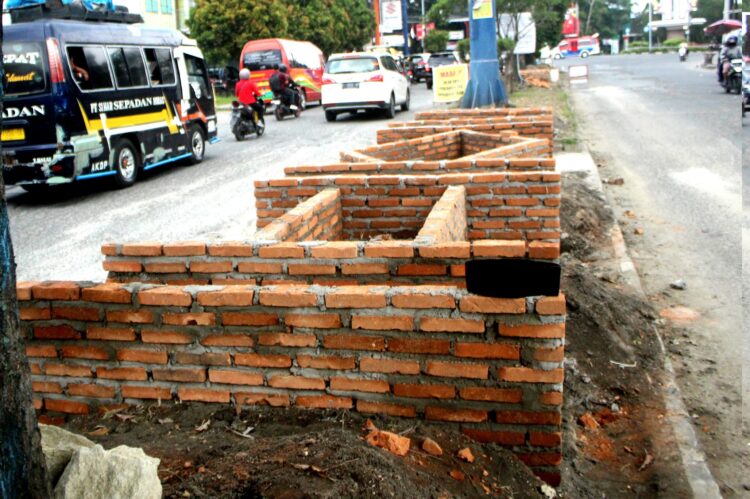 Bangunan di pulau jalan yang disebut kampungan muncul lagi