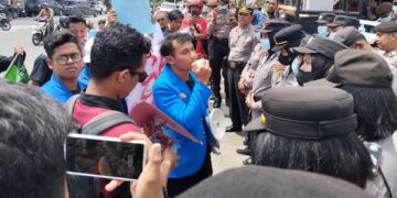 Demo di pintu gerbang Mapolres Siantar