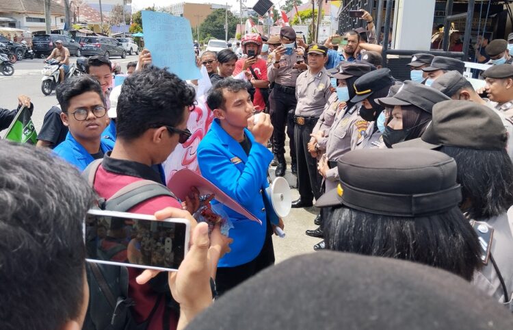 Demo di pintu gerbang Mapolres Siantar