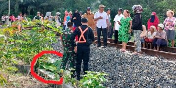 Jenazah korban ditutupi daun pisang