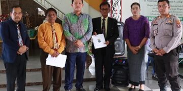 Kapolres Simalungun berkemeja batik poto bersama