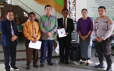 Kapolres Simalungun berkemeja batik poto bersama