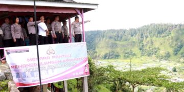 Kapolres Simalungun dan personel di menara pantau Karhutla