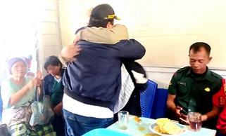 Kedua belah pihak saling berangkulan