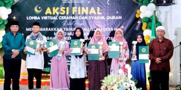 Ketua MUI Kota Siantar Drs H M Ali Lubis didampingi Sekjen H A Ridwansyah Putra dan para pemenang