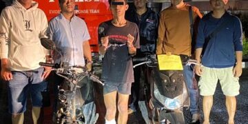 Pelaku dan barang bukti diapit petugas