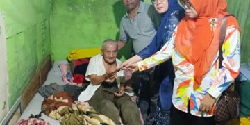 Pengurus Group WA Parkampung Melayu serahkan bantuan