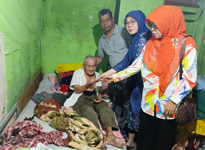 Pengurus Group WA Parkampung Melayu serahkan bantuan