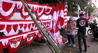 Penjual bendera di Jalan Merdeka
