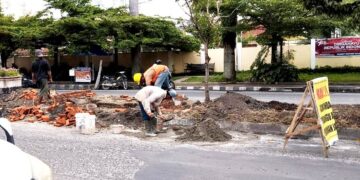 Proyek taman pulau jalan yang dikerjakan kembali