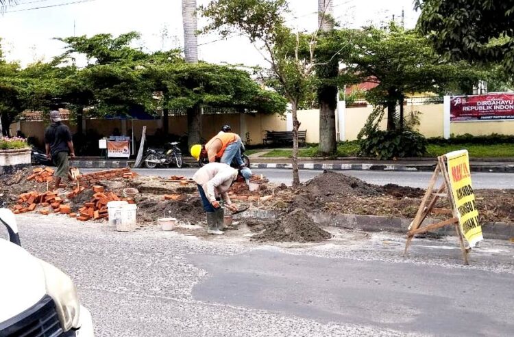 Proyek taman pulau jalan yang dikerjakan kembali