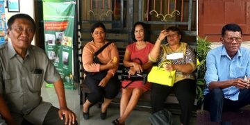 RE Siahaan dan istri memegang tas kuning dan Marulitua Hutapea serta keluarga