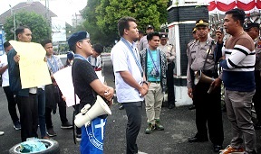 Ronald Darwin Tampubolon menyampaikan pembelian mobil dinas kepada mahasiswa