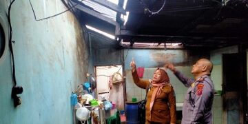 Rumah yang rusak akibat angin puting beliung