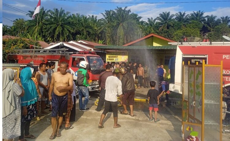 Rumah yang nyaris hangus