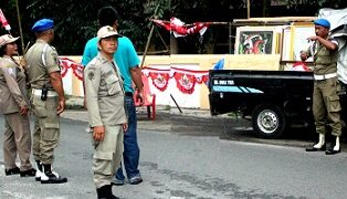 Satpol PP saat menghimbau pedagang bendera merah putih