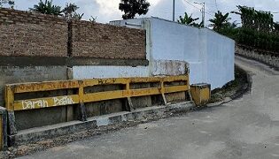 Tembok dan bangunan yang dipermasalahkan