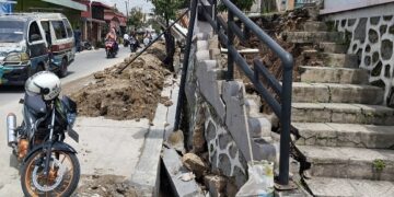 Tembok pagar yang roboh di atas proyek drainase