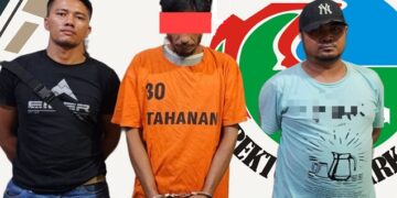 Tersangka dan barang bukti diapit Polisi