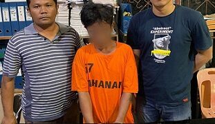 Tersangka dan barang bukti bersama petugas