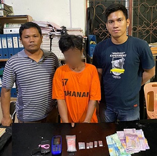 Tersangka dan barang bukti bersama petugas